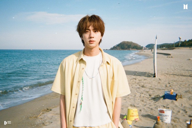 Jin BTS yang dikenal dengan julukan ‘Worldwide Handsome’ menempati urutan ke-35. Bangtan Boys pun telah mengakui ketampanannya. Dia berada pada peringkat pertama menurut keenam personel lainnya. Foto: (dok. BTS)