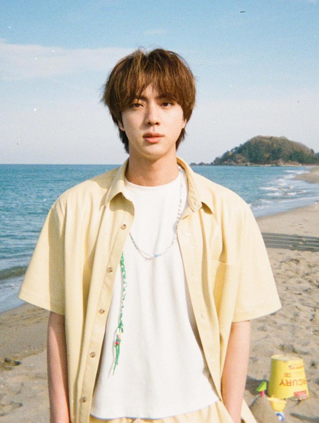 Peringkat 8 adalah Jin. Pria yang dikenal sebagai Worldwidw Handsome ini menarik mata dunia dengan wajah yang menurut perhitungan Golden Ratio nyaris sempurna. Tahun ini dia juga merilis lagu ‘Super Tuna’ yang menunjukkan sisi jenaka dari kakak tertua di BTS ini. Foto: (dok. BTS)