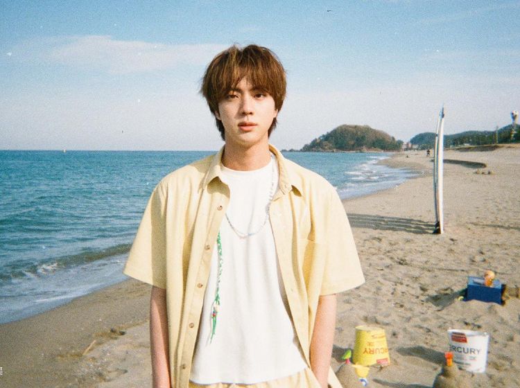 Potret Jin BTS, yang Dinilai Punya Wajah Paling Ideal