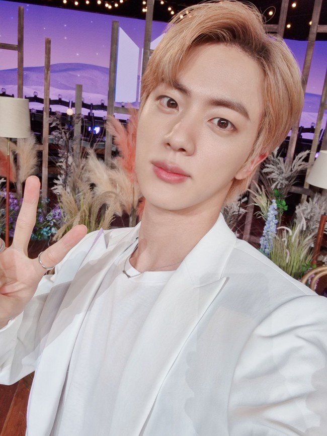 Para seniman visual yang tergabung dalam Sluis Painting menobatkan Jin BTS sebagai pria dengan wajah paling sempurna di dunia. Analisa dilakukan dengan metode teknik mapping wajah digital dan matematika.  Foto: (dok. BTS)