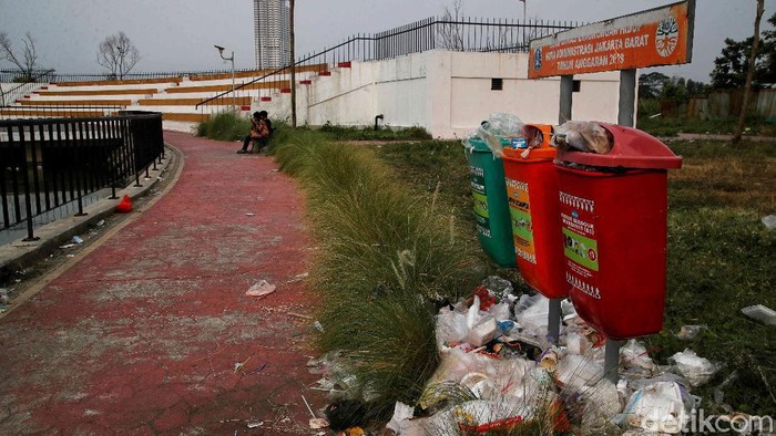 Jorok, Waduk Daan Mogot Banyak Sampah Waduk Daan Mogot, Jakarta Barat, belum lama ini rampung dibangun. Namun, kurangnya pengawasan membuatnya terlihat tak terawat.