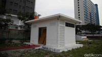 Selain itu toilet dan tempat duduk terlihat rusak.