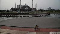 Perlu diketahui Gubernur DKI Jakarta, Anies Baswedan terus berkomitmen agar DKI Jakarta menjadi kota yang indah. Baru-baru ini misalnya, ia memamerkan keindahan Waduk Daan Mogot di Jakarta Barat. Beliau menyampaikan, waduk ini selesai dibangun, Maret 2021 lalu.