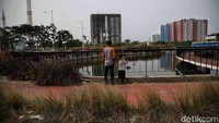 Keberadaan Waduk Daan Mogot selain sebagai pengendali banjir juga menjadi sumber air bersih bagi warga Rumah Susun (Rusun) Pesakih. Menurut Anies Waduk Daan Mogot, mulai dibangun Oktober 2019 dengan anggaran Rp 12 miliar, tuntas pada Maret 2021.