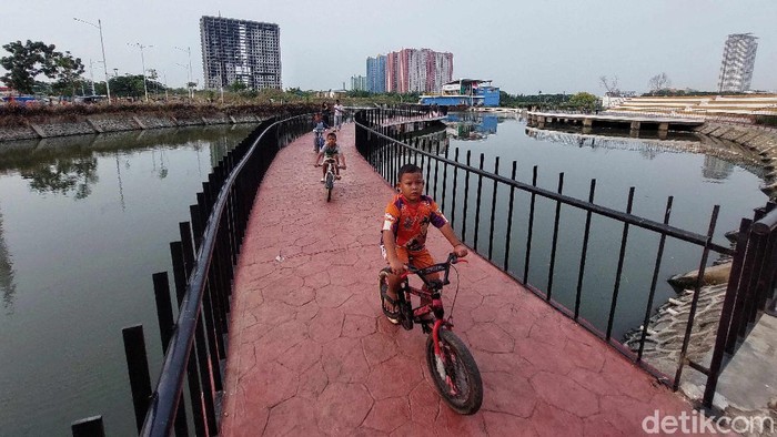 Jorok, Waduk Daan Mogot Banyak Sampah Waduk Daan Mogot, Jakarta Barat, belum lama ini rampung dibangun. Namun, kurangnya pengawasan membuatnya terlihat tak terawat.