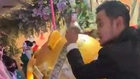 Bagi-bagi dolar Amerika di perayaan ulang tahun. Foto: Instagram