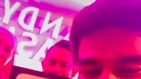 Tak hanya itu, mereka juga memberikan hadiah iphone 13 kepada tamu yang beruntung. Foto: Instagram