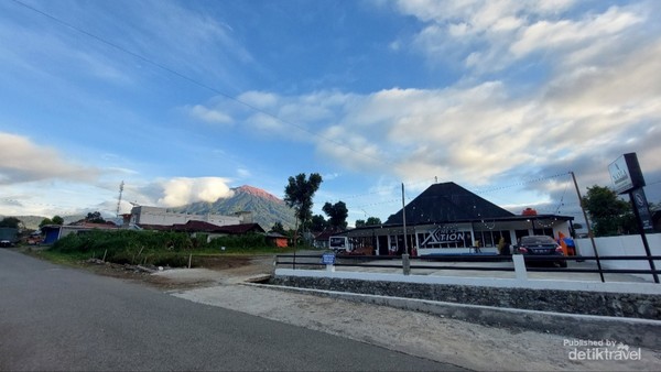 Cafe dan Penginapan Nayla Mekar Jaya Kayu Aro Kerinci, Jambi dengan view gunung Kerinci