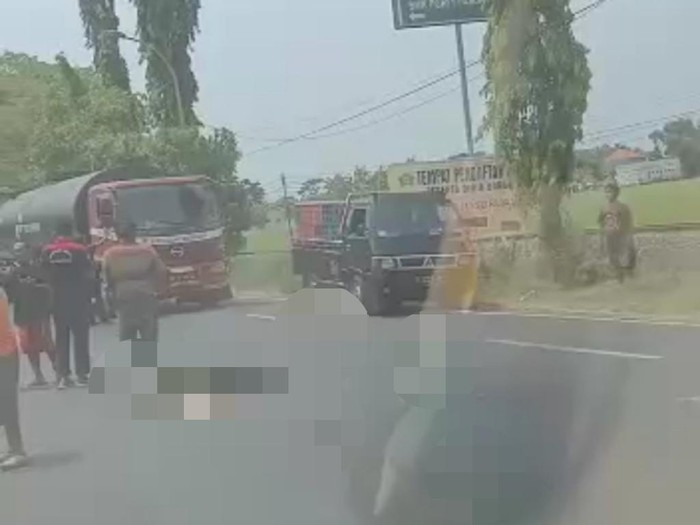Kecelakaan maut terjadi di Jalan Raya Veteran, Kota Pasuruan. Pengendara motor yang merupakan adik kakak tewas mengenaskan.