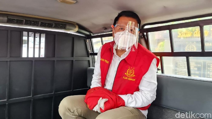 Kejari Denpasar menahan Kadisbud Denpasar nonaktif I Gusti Ngurah Bagus Mataram terkait kasus korupsi Rp 1 miliar. Kasusnya segera disidang. (dok Kejari Denpasar)