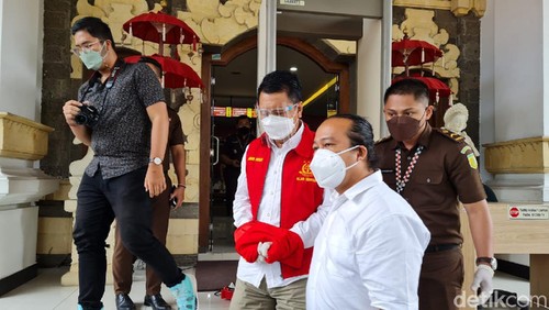 Kejari Denpasar menahan Kadisbud Denpasar nonaktif I Gusti Ngurah Bagus Mataram terkait kasus korupsi Rp 1 miliar. Kasusnya segera disidang. (dok Kejari Denpasar)