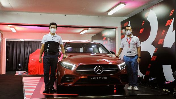 Keluarga baru Mercedes-AMG resmi hadir di Indonesia. New Mercedes-AMG A 35 4MATIC Sedan dan New Mercedes-AMG GLA 35 4MATIC diperkenalkan di AMG Track Day 2021, Sentul, Bogor (9-10/10).