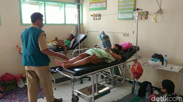 Hasil pendataan yang dilakukan SMKN 1 Rejotangan, siswa dan guru yang mengalami keracunan ada 24 orang. Sebagian besar menjalani rawat inap di Puskesmas.