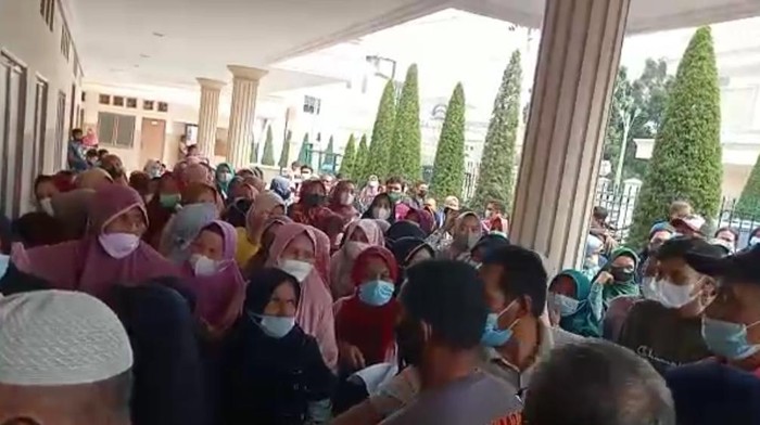 Kerumunan warga terjadi saat antrean pembagian kartu dari bantuan sosial dari Bank