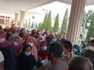 Satpol PP Jambi Bubarkan Kerumunan Warga Antre Bantuan Sosial Bank