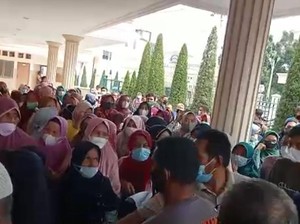 Satpol PP Jambi Bubarkan Kerumunan Warga Antre Bantuan Sosial Bank