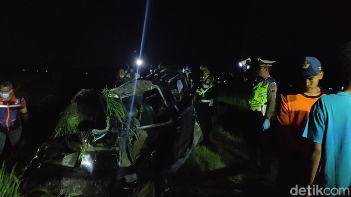 Kondisi mobil ringsek tertabrak kereta api di Sragen, Senin (11/10/2021).