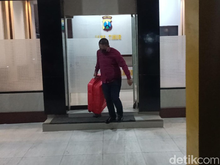 Sebelas pejabat Pemkab Probolinggo diperiksa KPK. Pemeriksaan dimulai pukul 09.00 WIB sampai pukul 20.00 WIB.