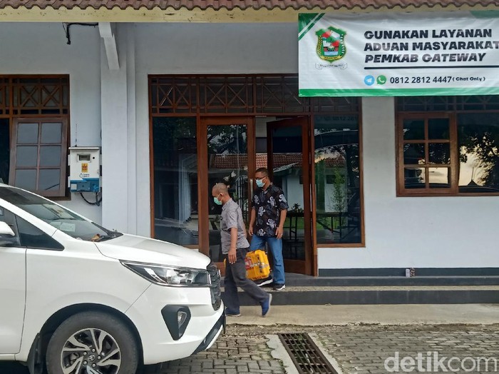 KPK geledah ruang Unit Kerja Pengadaan Barang dan Jasa (UKPBJ), Pemda Banjarnegara, Senin (11/10/2021).