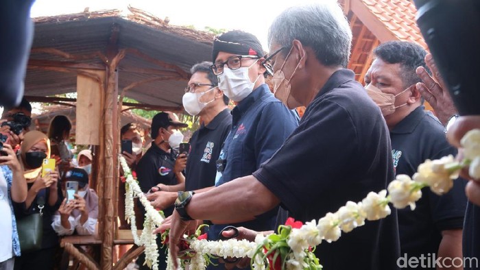 Sandiaga Uno mengunjungi kawasan wisata Mangunan, Bantul khususnya Pinus Sari dan Desa Wisata Kaki Langit. Sandiaga mengeluhkan sulitnya jaringan provider dan memberikan diskresi penggunaan kartu vaksin sembari menunggu perbaikan jaringan internet.