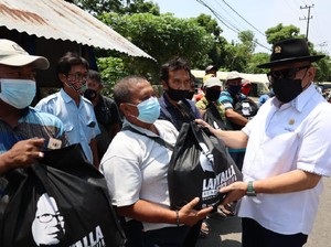 Ketua DPD Bagi-bagi Sembako ke Pemulung dan Tukang Becak di Surabaya