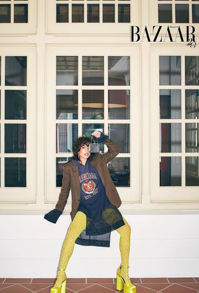 Inilah potretnya untuk pemotretan dengan majalah Harper’s Bazaar. Dalam fotonya itu, Lila tampil high fashion dengan busana oversized dan stocking kuning. Foto: dok. Instagram/@lilaatan