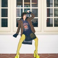 Inilah potretnya untuk pemotretan dengan majalah Harper’s Bazaar. Dalam fotonya itu, Lila tampil high fashion dengan busana oversized dan stocking kuning. Foto: dok. Instagram/@lilaatan