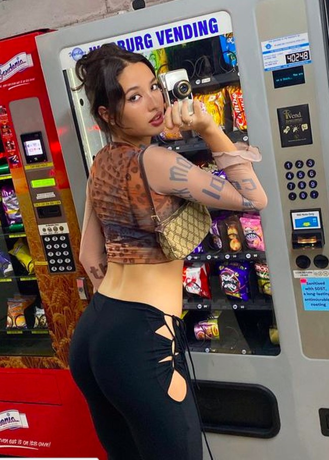 Di Instagramnya, Lila Tan kerap menunjukkan pose-pose seksinya. Tampak tubuh modelnya terpampang jelas. Foto: dok. Instagram/@lilaatan