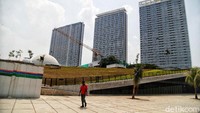 Selain gedung parkir, gedung menjulang tinggi di sisi utara sebagai Gedung Perpustakaan dan Wisma Seni terlihat menjadi gedung yang paling baru.