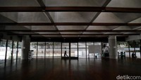 Fasilitas ketiga adalah Planetarium dan Pusat Pelatihan Seni. Di antara semua bangunan yang berdiri di TIM, Planetarium adalah bangunan yang paling tua dan berstatus sebagai cagar budaya.