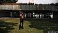 Hamparan rumput hijau yang menanjak menjadi atap gedung parkir sekaligus menjadi ruang terbuka publik yang bisa dinikmati siapapun.