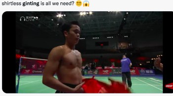 Hiburan buat penonton cewek adalah lihat Ginting buka baju. Kalah nggak apa-apa deh. Foto: (Twitter)