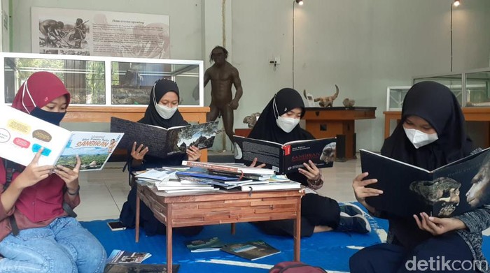 Mengeksplorasi Benda Cagar Budaya di Rumah Artefak Blora Semenjak diadakan pembelajaran tatap muka (PTM) , rumah artekaf ramai dikunjungi pelajar, mahasiswa dan masyarakat umum.