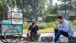 Momen Baim Wong Ngopi di Kapal dan Makan Nasi Megono di Pinggir Jalan