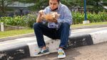 Momen Baim Wong Ngopi di Kapal dan Makan Nasi Megono di Pinggir Jalan