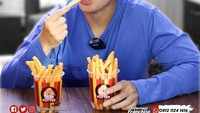 Punya hobi ngemil, Baim Wong memilih ngemil kentang goreng. Sambil memasang wajah antusias, Baim asyik ngunyah kentang goreng di tangannya. Foto: Instagram @baimwong