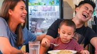 Sebelum anak keduanya lahir, Baim bersama Paula dan Kiano sering menghabiskan waktu untuk makan bersama. Pasangan ini selalu menyempatkan waktu untuk menemani putranya makan.Foto: Instagram @baimwong