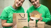 Tak hanya ngemil sendirian, Baim juga kerap mengajak sang istri untuk jajan. Selain beli langsung, Baim Paula juga sering memesan makanan lewat aplikasi online. Kali ini ia jajan ayam goreng dengan salted egg.  Foto: Instagram @baimwong