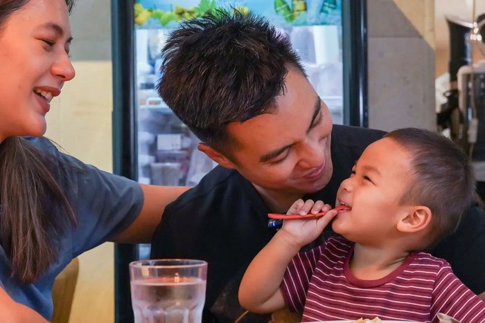 Momen Baim Wong Ngopi Santai di Atas Kapal dan Makan Nasi Megono di Pinggir Jalan