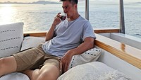 Baim yang terkenal sebagai foodies ini juga punya banyak momen kulineran, termasuk ketika menikmati segelas kopi sambil santai di atas kapal laut. Tiupan angin laut membuat kopi jadi terasa lebih nikmat. Foto: Instagram @baimwong
