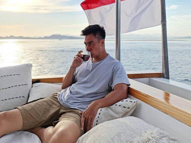 Momen Baim Wong Ngopi di  Kapal dan Makan Nasi Megono di Pinggir Jalan