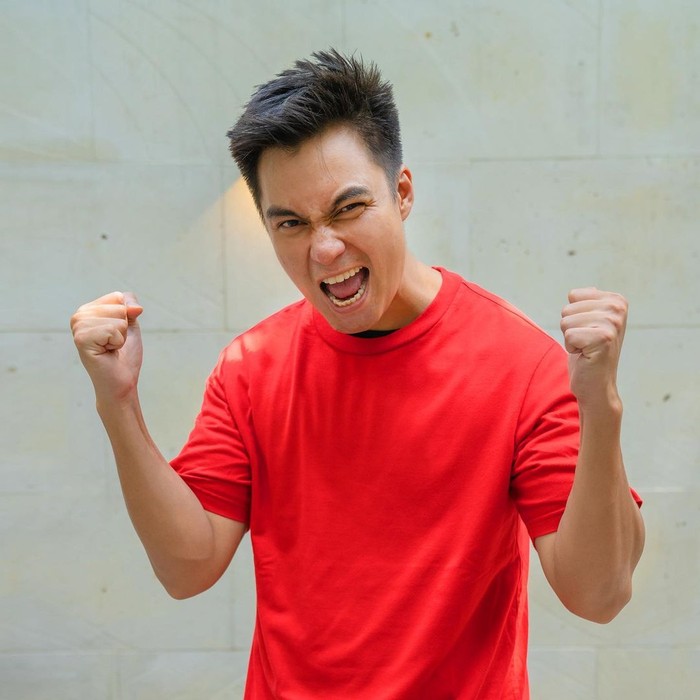 Momen Baim Wong Ngopi Santai di Atas Kapal dan Makan Nasi Megono di Pinggir Jalan Momen Baim Wong Ngopi Santai di Atas Kapal dan Makan Nasi Megono di Pinggir Jalan