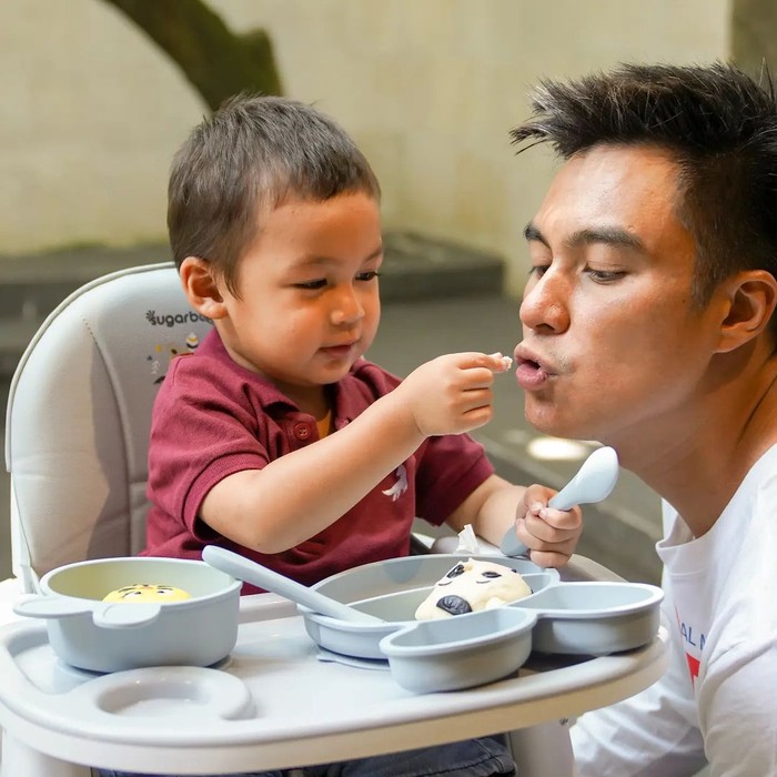 Momen Baim Wong Ngopi Santai di Atas Kapal dan Makan Nasi Megono di Pinggir Jalan