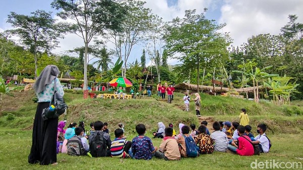 Hal ini juga inovasi adaptasi serta peran dari seluruh masyarakat. Sanidaga yakin ini menjadi kebangkitan untuk membuka peluang usaha dan masyarakat sejahtera kembali. (Jalu Rahman Dewantara/detikcom) Hal ini juga inovasi adaptasi serta peran dari seluruh masyarakat. Sanidaga yakin ini menjadi kebangkitan untuk membuka peluang usaha dan masyarakat sejahtera kembali. (Jalu Rahman Dewantara/detikcom)
