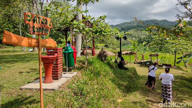 Momen Menteri Sandi, Beri Penghargaan ke Desa Wisata Tinalah Kulon Progo Sembari Berpantun