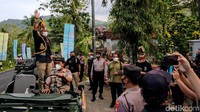 Sandiaga Uno memberi penghargan keypads Desa Wisata Tinalah di Kulon Progo DIY. Tinalah masuk ke dalam 50 besar Anugerah Desa Wisata Indonesia (ADWI) yang diselenggarakan Kemenparekraf. Kalau melihat peta digital, dari pusat kota Jogja jaraknya sekitar 1 jam perjalanan. (Jalu Rahman Dewantara/detikcom)