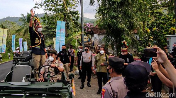 Sandiaga Uno memberi penghargan keypads Desa Wisata Tinalah di Kulon Progo DIY. Tinalah masuk ke dalam 50 besar Anugerah Desa Wisata Indonesia (ADWI) yang diselenggarakan Kemenparekraf. Kalau melihat peta digital, dari pusat kota Jogja jaraknya sekitar 1 jam perjalanan. (Jalu Rahman Dewantara/detikcom) Sandiaga Uno memberi penghargan keypads Desa Wisata Tinalah di Kulon Progo DIY. Tinalah masuk ke dalam 50 besar Anugerah Desa Wisata Indonesia (ADWI) yang diselenggarakan Kemenparekraf. Kalau melihat peta digital, dari pusat kota Jogja jaraknya sekitar 1 jam perjalanan. (Jalu Rahman Dewantara/detikcom)