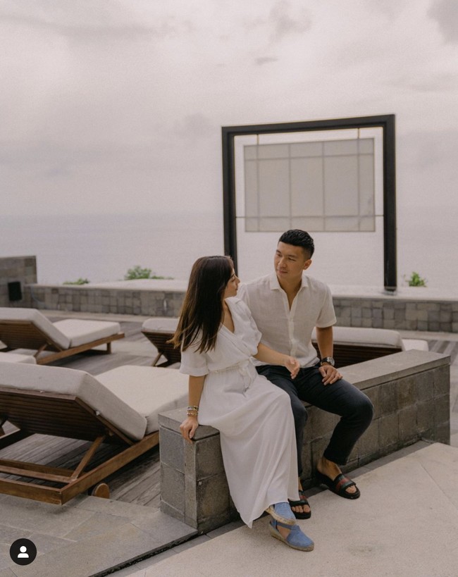 Dalam video yang diunggah ke akun YouTube Nikita Willy Official, pemain sinetron dan film itu mengungkapkan kehamilan tersebut juga membuatnya terkejut. “Habis salat Subuh aku pipis terus aku tes, ternyata hasilnya positif. Aku kaget banget, seneng banget, nggak bisa ngomong apa-apa. Aku sujud syukur di deket bath tub,” kisa Nikita Willy. Foto: Dok. Instagram @indpriw