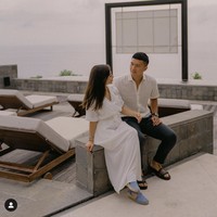Dalam video yang diunggah ke akun YouTube Nikita Willy Official, pemain sinetron dan film itu mengungkapkan kehamilan tersebut juga membuatnya terkejut. “Habis salat Subuh aku pipis terus aku tes, ternyata hasilnya positif. Aku kaget banget, seneng banget, nggak bisa ngomong apa-apa. Aku sujud syukur di deket bath tub,” kisa Nikita Willy. Foto: Dok. Instagram @indpriw