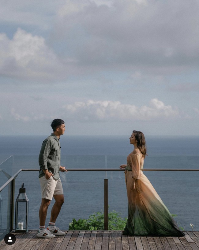 Nikita Willy membuat suprise atau kejutan untuk sang suami Indra Priawan saat mengumumkan kehamilannya. Suprise itu dilakukan aktris 27 tahun tersebut bersamaan dengan momen liburan mereka ke Bali. Foto: Dok. Instagram @indpriw